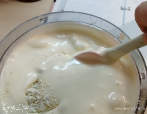 Теперь отложим венчик, больше не взбиваем. Осторожно вмешиваем мучную смесь. Добавляем понемногу и осторожно мешаем лопаткой в направлении снизу вверх. Здесь хочу сказать о добавках: на этой стадии можно вмешать 2 ст. л. цедры апельсина, 60 г молотых до размера манки грецких орехов, 2 ст. л. мака, ванилин и любая другая ваша фантазия. На фото я добавила цедру апельсина.