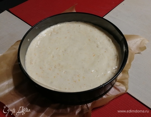 Выкладываем в форму (у меня диаметром 22 см) и поворачиваем несколько раз вокруг своей оси для равномерного распределения теста. Выпекать в духовке, предварительно разогретой до 180°C, 30 минут.