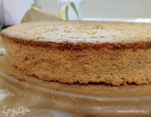 Полученный корж остужаем, разрезаем вдоль на 3 части, пропитывает сиропом, соком или молоком, смазываем кремом и ставим на пару часов холодильник.
