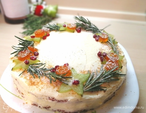 Крем на фото — один из самых любимых: нежный творожно-сливочный. Сначала взбиваем венчиком сливочное масло комнатной температуры с сахарной пудрой до воздушной массы, затем добавляем понемногу сыр сливочный и маскарпоне (тоже обязательно комнатной температуры, так легче взбить). Кремом смазать коржи и украсить торт по желанию. Приятного аппетита!