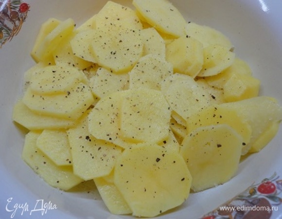Картофель нарезать тонкими ломтиками. Посолить, поперчить, перемешать.