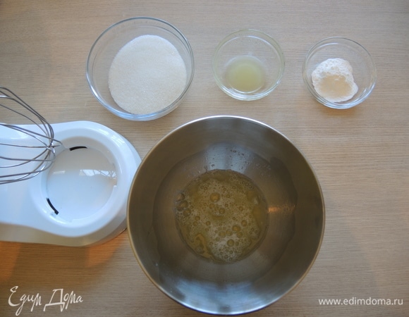 Меренга. Взвешиваем все необходимые ингредиенты. Белки комнатной температуры помещаем в емкость для миксера. У меня миксер планетарный, но здесь справится и обычный ручной.