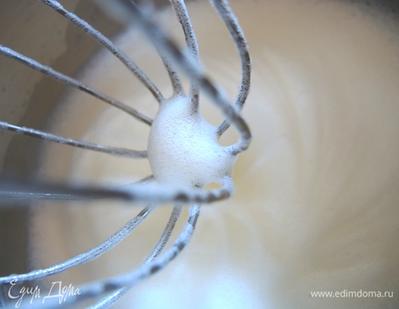 Ставим взбиваться белки. Сначала на медленных оборотах миксера, затем увеличиваем скорость. Когда пузырьки в белках станут одного размера, можно всыпать сахар. Добавляем сахар понемногу. Лучше использовать мелкий сахар или заменить его на сахарную пудру.