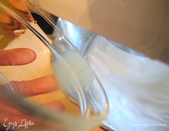 Как только весь сахар добавили, вливаем лимонный сок.