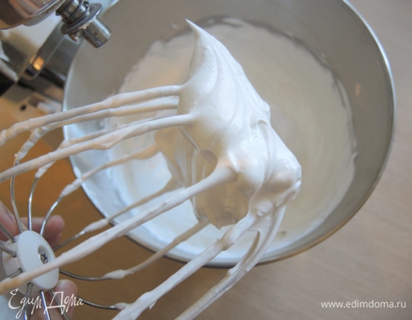 Взбиваем меренгу до готовности. Она должна быть довольно плотная.