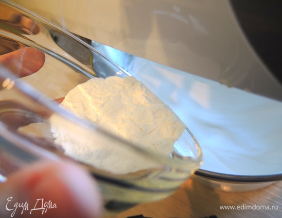 Как только меренга приготовится, всыпаем кукурузный крахмал и даем ему хорошо размешаться.