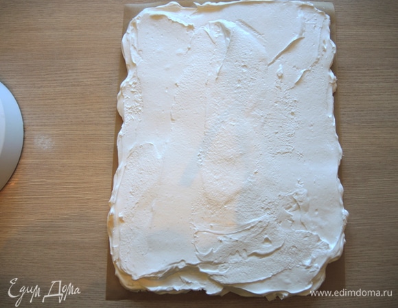 Выкладываем меренгу на пергамент, разравниваем. Из этого количества ингредиентов на противень размером 30х40 получается слой 1–1,5 см.