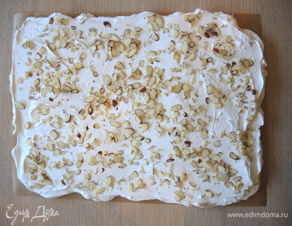 Сверху посыпаем миндальными лепестками или любыми измельченными орехами. Затем ставим противень с меренгой в разогретую до 150°C духовку (режим «верх-низ») на 30 минут.
