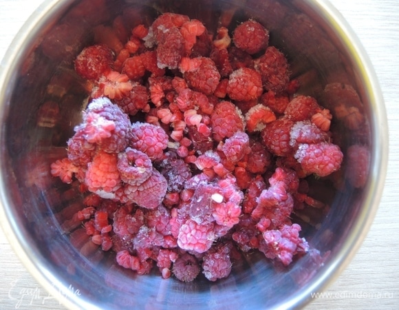 Начинка. В сотейник складываем малину (у меня замороженная). Здесь можно использовать любую ягоду, но лучше, если она будет с кислинкой.