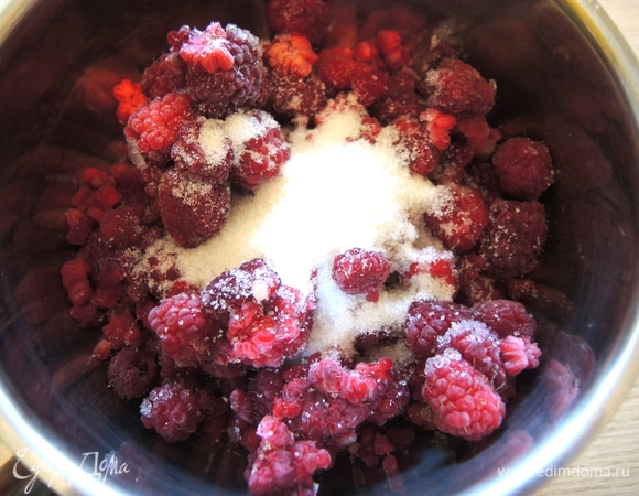 Добавляем сахар и ставим на медленный огонь.