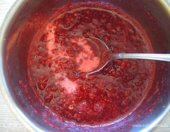 Доводим ягоду до кипения. Отдельно растворяем крахмал в столовой ложке воды. Выливаем в малину и провариваем до загустения, непрерывно мешая.