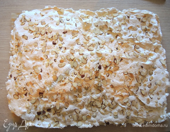 Готовая меренга немного подрумянится и покроется тонкой сахарной корочкой.