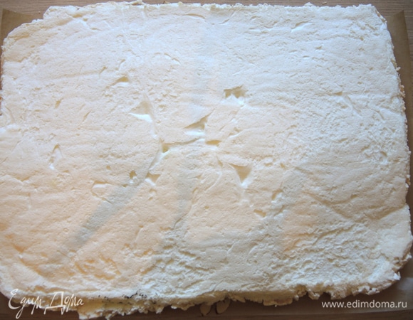 Переворачиваем еще горячий меренговый корж на другой лист пергамента или на силиконовый коврик. Снимаем пергамент, на котором он выпекался. Оставляем остывать.