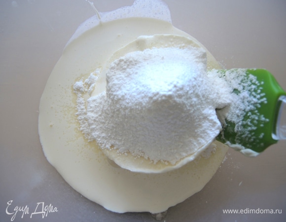 Крем. Холодный маскарпоне, холодные сливки и просеянную сахарную пудру помещаем в емкость для миксера.