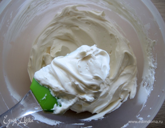 Взбиваем на средних оборотах миксера до консистенции густой сметаны.