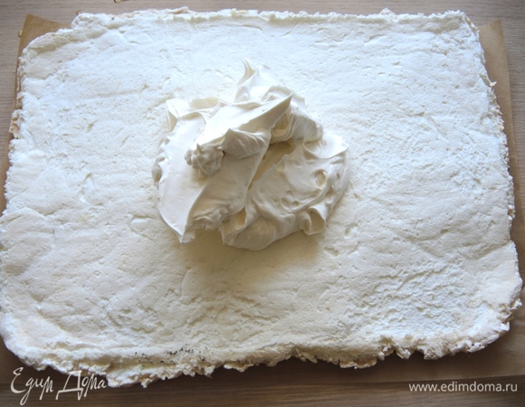 Сборка. Оставляем пару столовых ложек крема. Остальной крем выкладываем на меренговый корж.