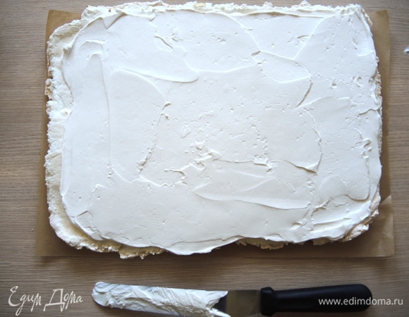 Разравниваем крем, оставляя с одного края расстояние 1,5 см без крема.