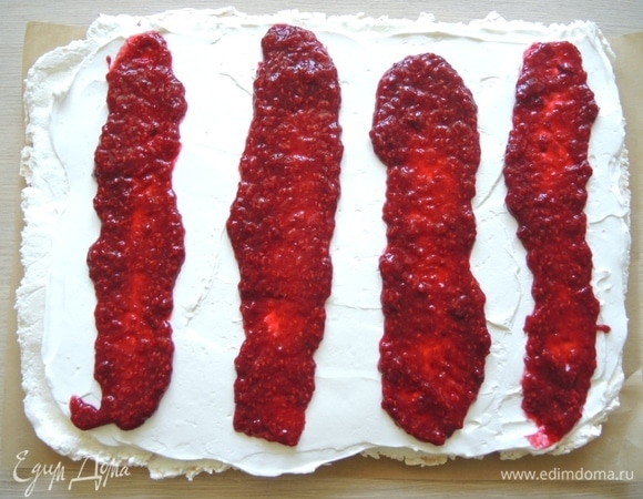 Выкладываем охлажденную начинку и распределяем.