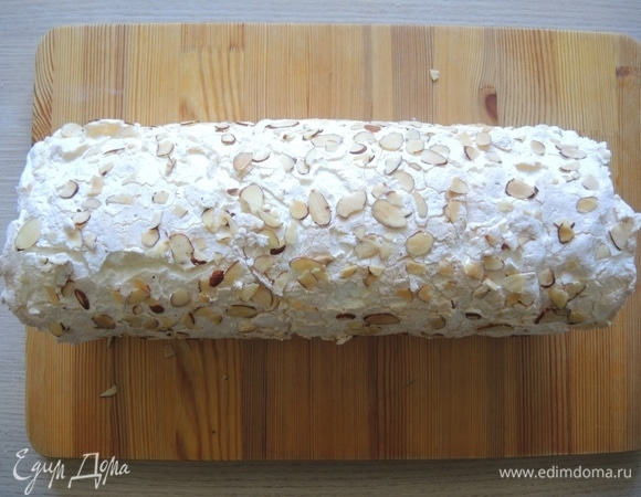 Сворачиваем рулет, начиная с края, который покрыт кремом полностью.