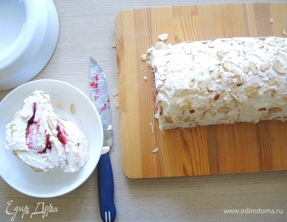 Очень острым ножом отрезаем края рулета. И переносим на сервировочное блюдо.