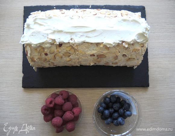 Оставшийся крем нам необходим, чтобы закрепить свежие ягоды на рулете.