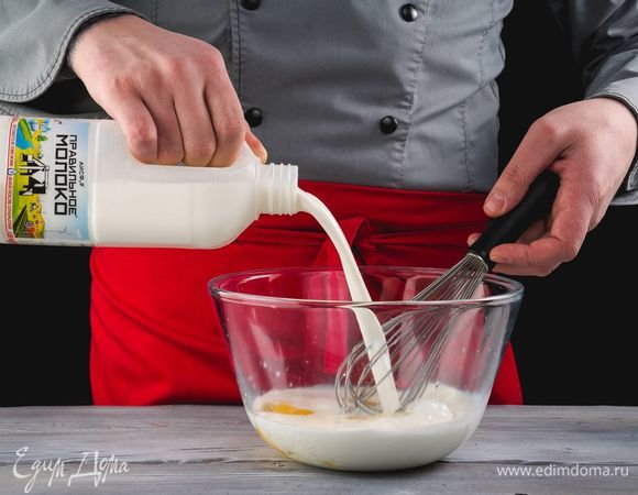 В миске немного взбейте яйца. Добавьте ПравильноеМолоко АО АИСФеР.