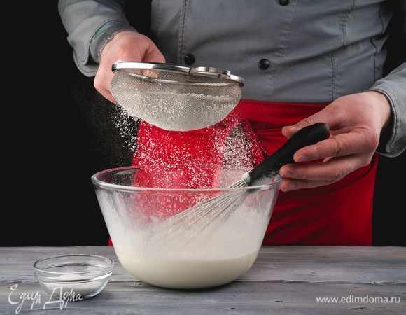 Просейте муку, добавьте сахар и соль. Все хорошо перемешайте.