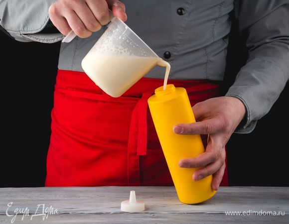 Возьмите бутылку с дозатором или проделайте в крышке небольшое отверстие. Наполните бутылку тестом.