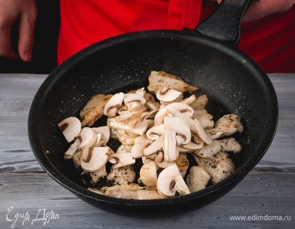 Курицу и шампиньоны мелко нарежьте. Обжарьте на сковороде до готовности.