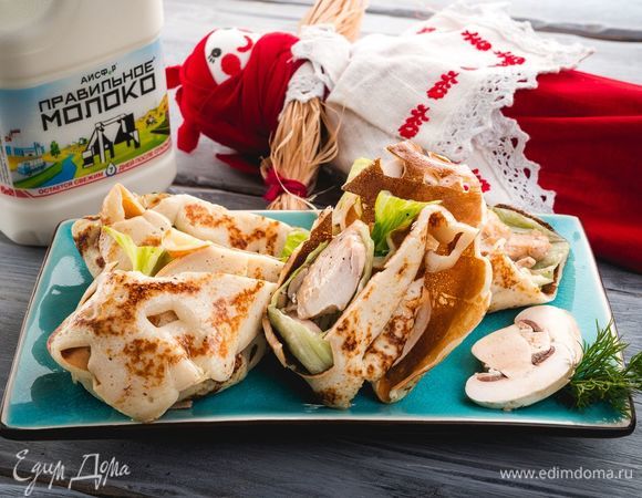 Сверните блины в рулет, разрежьте их пополам и подавайте к столу. Приятного аппетита!