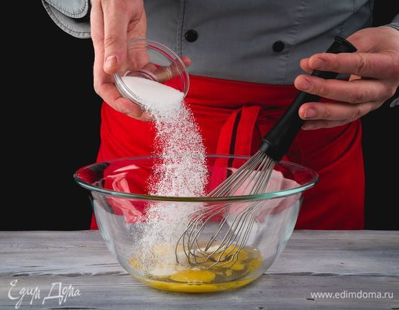 Взбейте яйца с солью и сахаром.