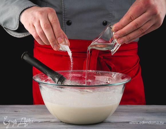 Добавьте соду и растительное масло. Все перемешайте. Дайте тесту настояться.