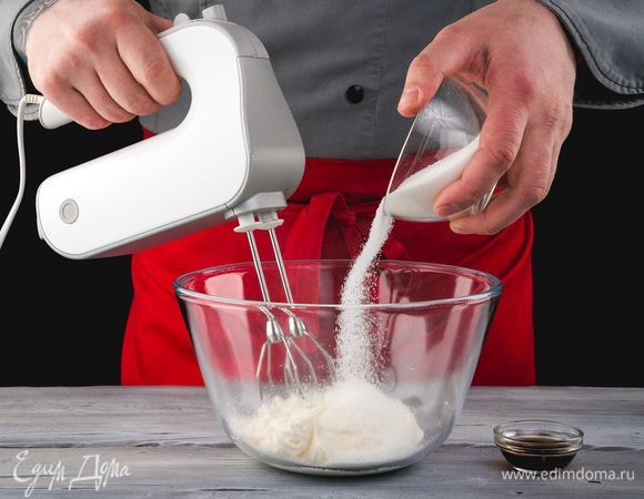 В это время приготовьте крем. Смешайте сметану, обычный сахар и ванильный, взбейте миксером до появления пышных пиков.