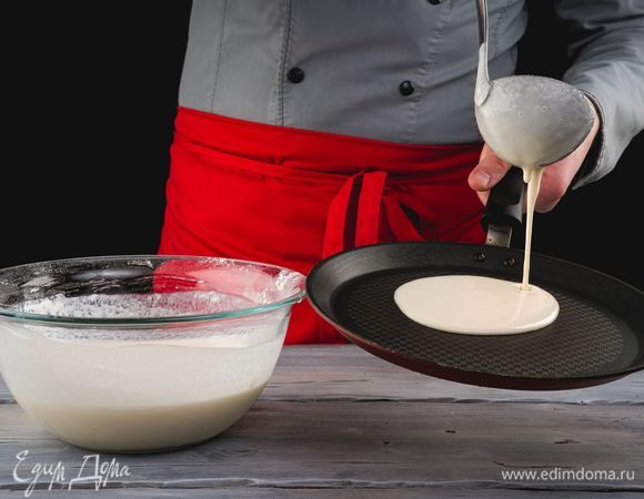 Выпекайте блины на разогретой сковороде.