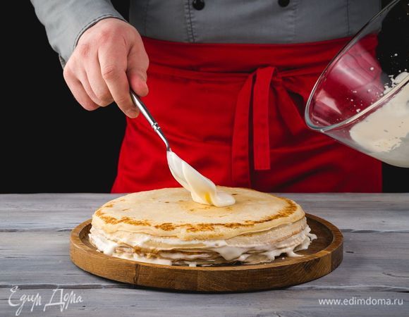 Выкладывайте поочередно блины на блюдо, смазывая каждый кремом.