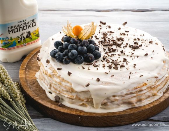 Сверху торт украсьте ягодами и шоколадной крошкой. Приятного аппетита!