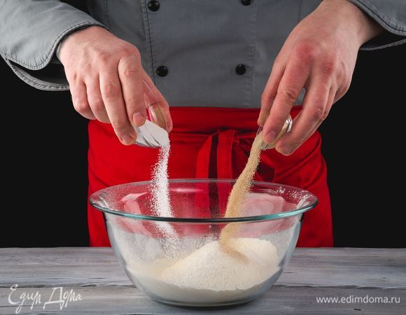 Добавьте дрожжи, соль и сахар.