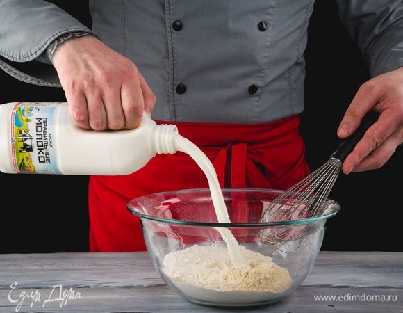 Постепенно вливайте ПравильноеМолоко АО АИСФеР, постоянно помешивая тесто, чтобы в нем не было комочков.