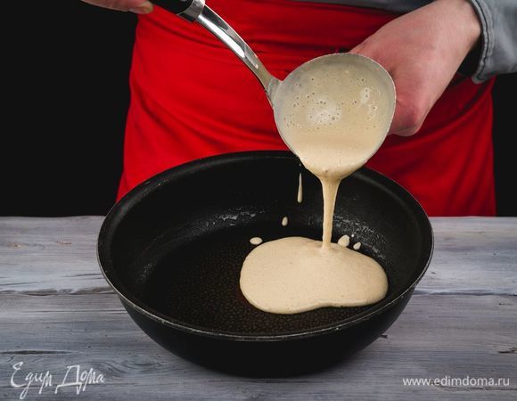 Выпекайте небольшие блинчики на разогретой сковороде с растительным маслом.<br />
 