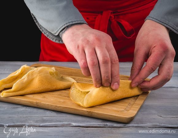 Как только тесто схватится и затвердеет, а катаеф зарумянится с одной стороны, снимите его со сковороды и выложите на блюдо или дощечку. Соедините края катаефа с одной стороны. Повторите процедуру с каждым блинчиком.