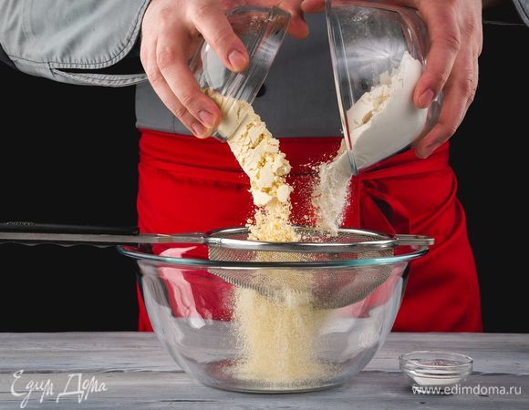 Просейте оба вида муки и разрыхлитель в миску.