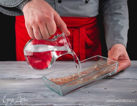 Разведите желатин в холодной воде.