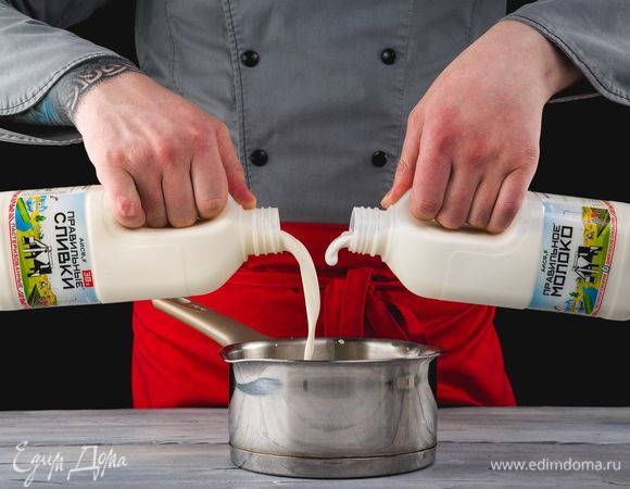 В емкости смешайте ПравильноеМолоко АО АИСФеР и ПравильныеСливки АО АИСФеР.