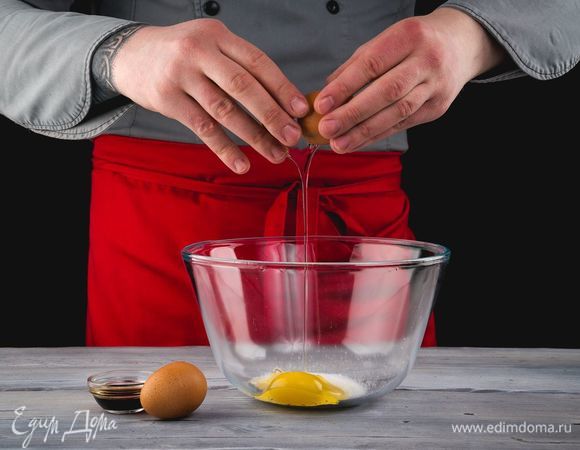 Смешайте сахар, ванильный экстракт, крахмал и соль. Вбейте яйца.