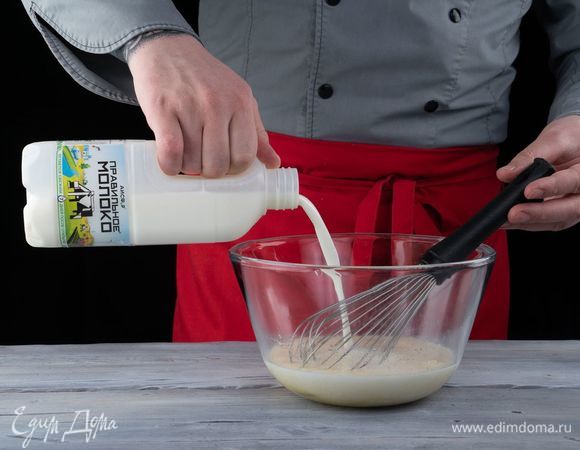 Влейте ПравильноеМолоко АО АИСФеР, взбейте венчиком.