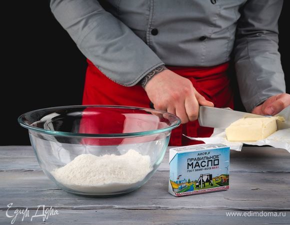 Смешайте муку, соль и сахар. Добавьте размягченное ПравильноеМасло АО АИСФеР, перемешайте.
