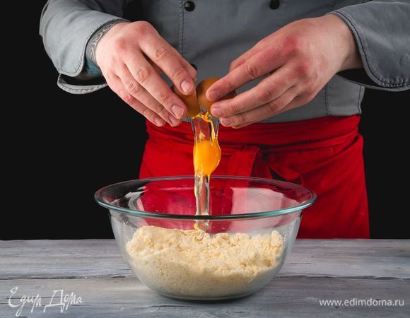 Добавьте яйцо.