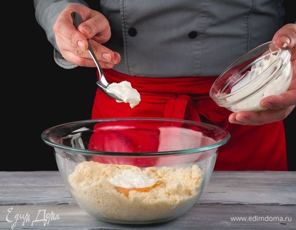 Введите сметану и замесите нелипкое тесто. Заверните его в пищевую пленку и уберите на 2 часа в холодильник.