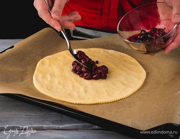 В середину выложите размороженную вишню.