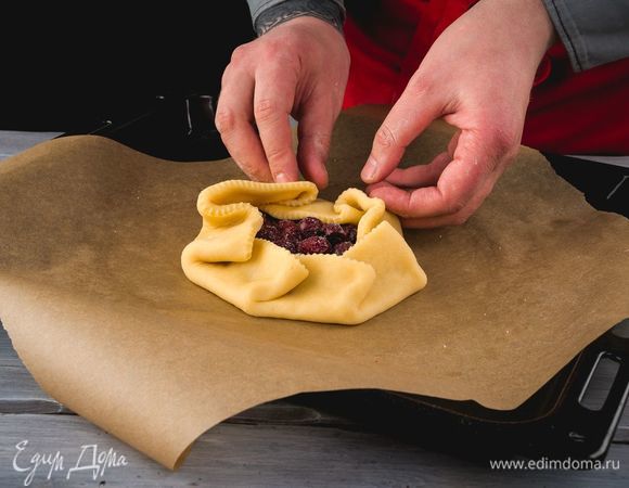 Края галеты заверните к центру.